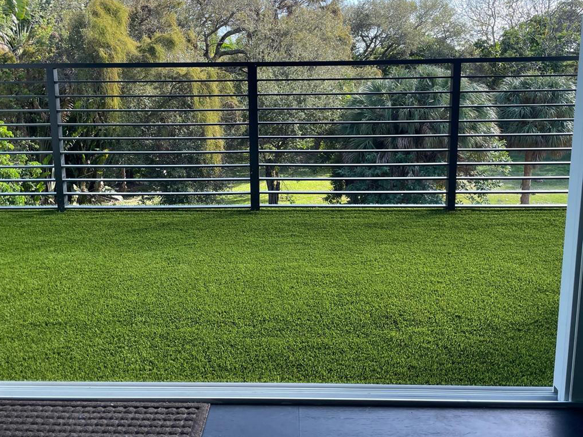 Installing-Artificial-Grass-on-balcony