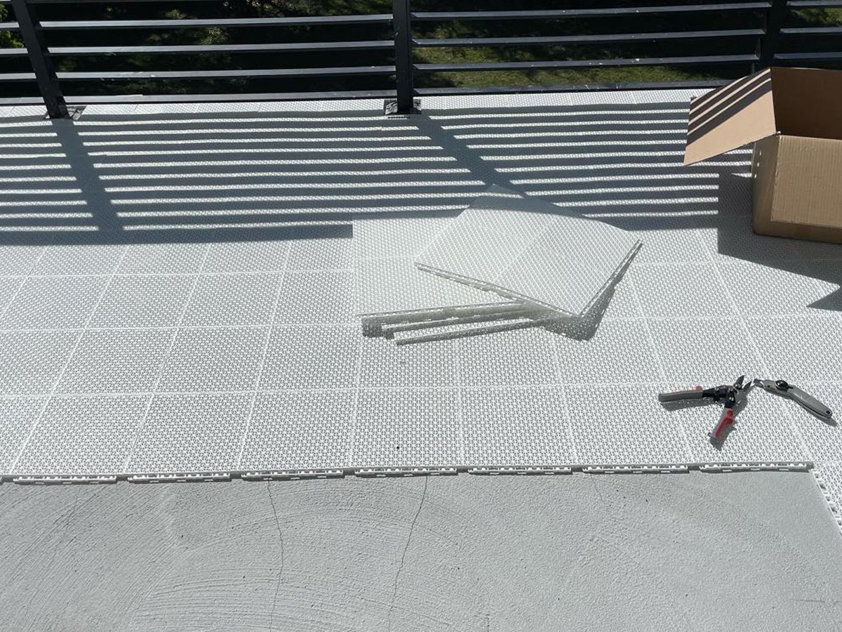 Installing-Artificial-Grass-on-balcony