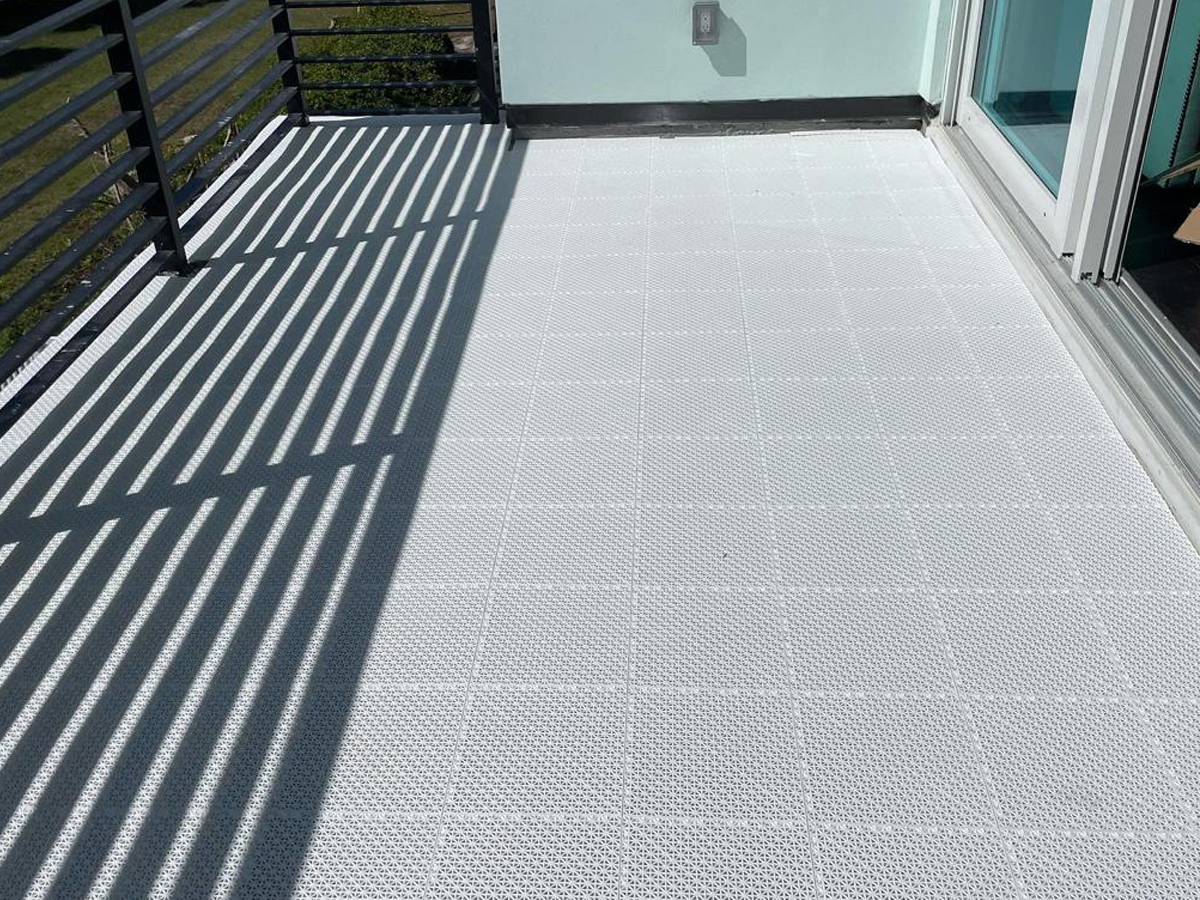 Installing-Artificial-Grass-on-balcony